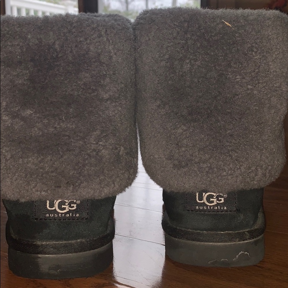 UGGS - Picture 4 of 4